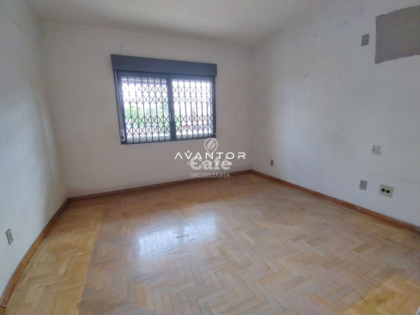 Casa De 3 Dormitórios, Suíte, Sala Ampla, Banheiro Social, Banheiro Auxiliar, Cozinha, Áre — Casa com 3 quartos à venda em Nossa Senhora Medianeira, Santa Maria/RS