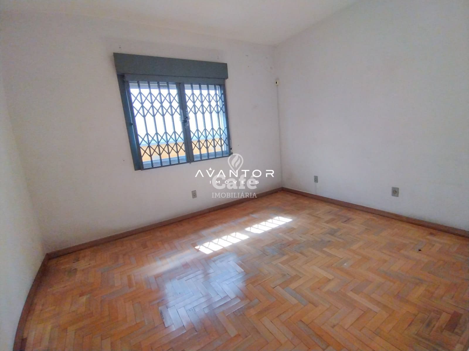 Casa De 3 Dormitórios, Suíte, Sala Ampla, Banheiro Social, Banheiro Auxiliar, Cozinha, Áre — Casa com 3 quartos à venda em Nossa Senhora Medianeira, Santa Maria/RS