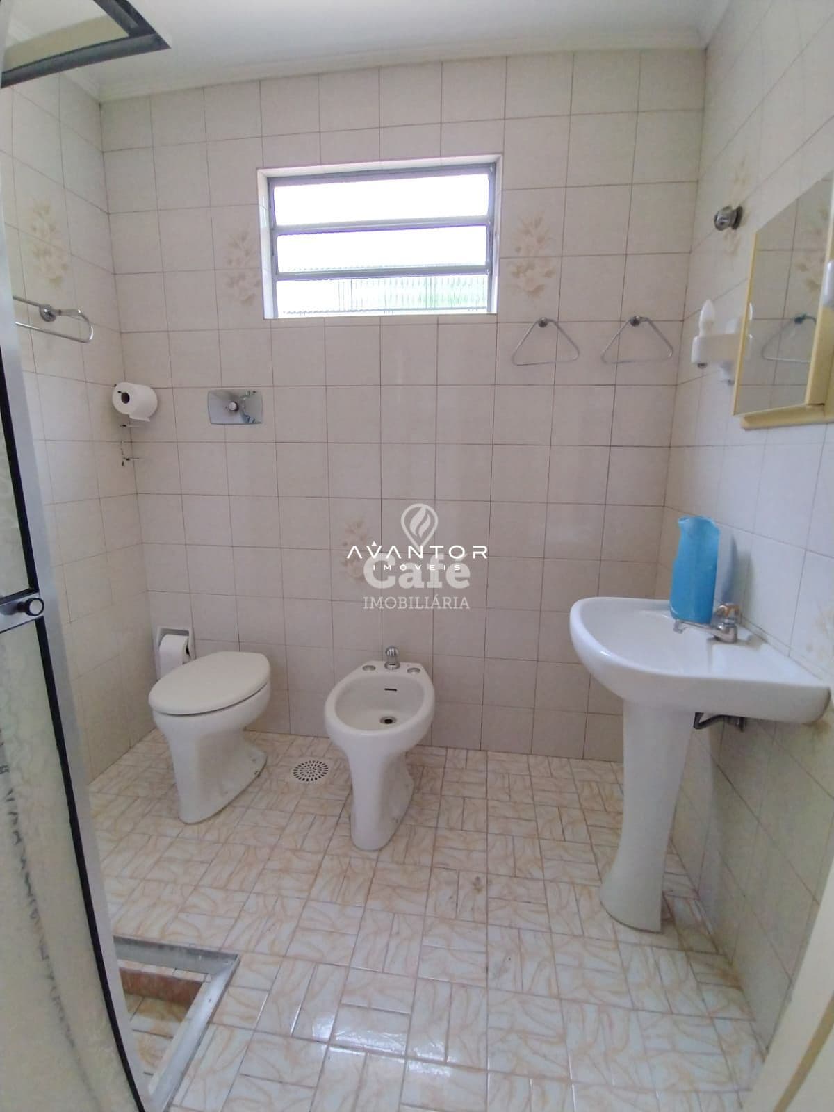 Casa De 3 Dormitórios, Suíte, Sala Ampla, Banheiro Social, Banheiro Auxiliar, Cozinha, Áre — Casa com 3 quartos à venda em Nossa Senhora Medianeira, Santa Maria/RS