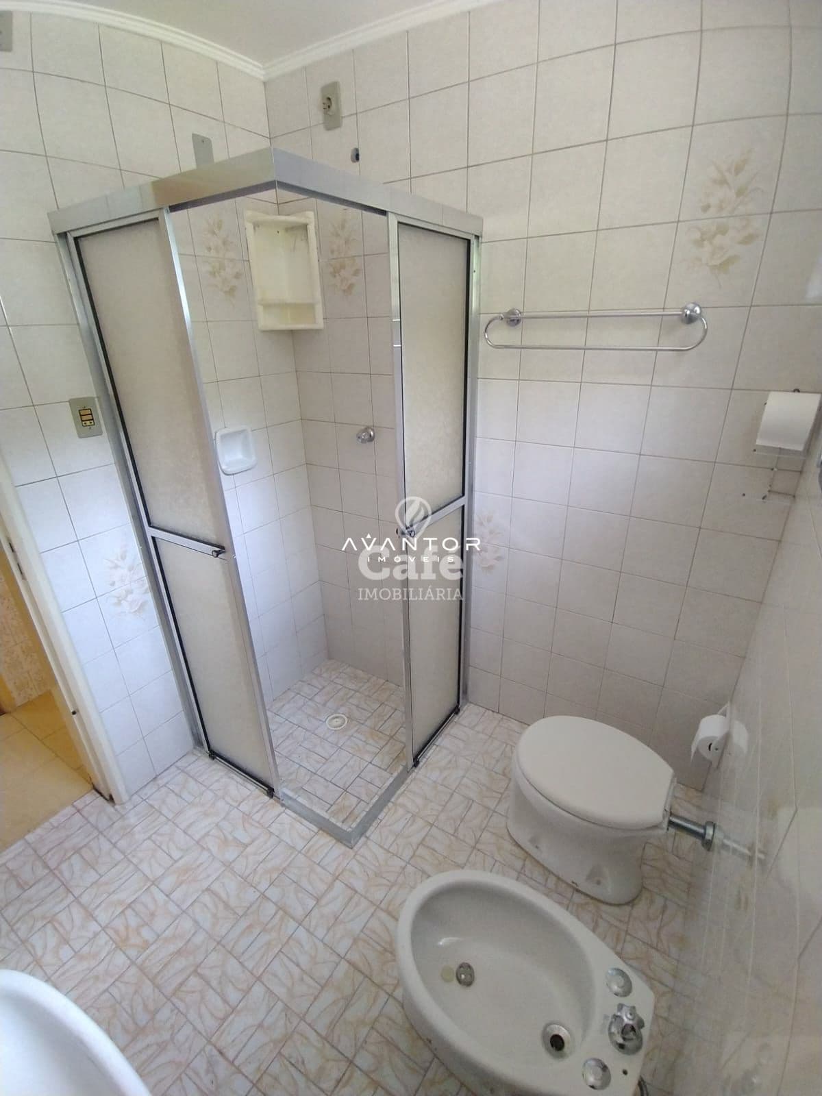 Casa De 3 Dormitórios, Suíte, Sala Ampla, Banheiro Social, Banheiro Auxiliar, Cozinha, Áre — Casa com 3 quartos à venda em Nossa Senhora Medianeira, Santa Maria/RS