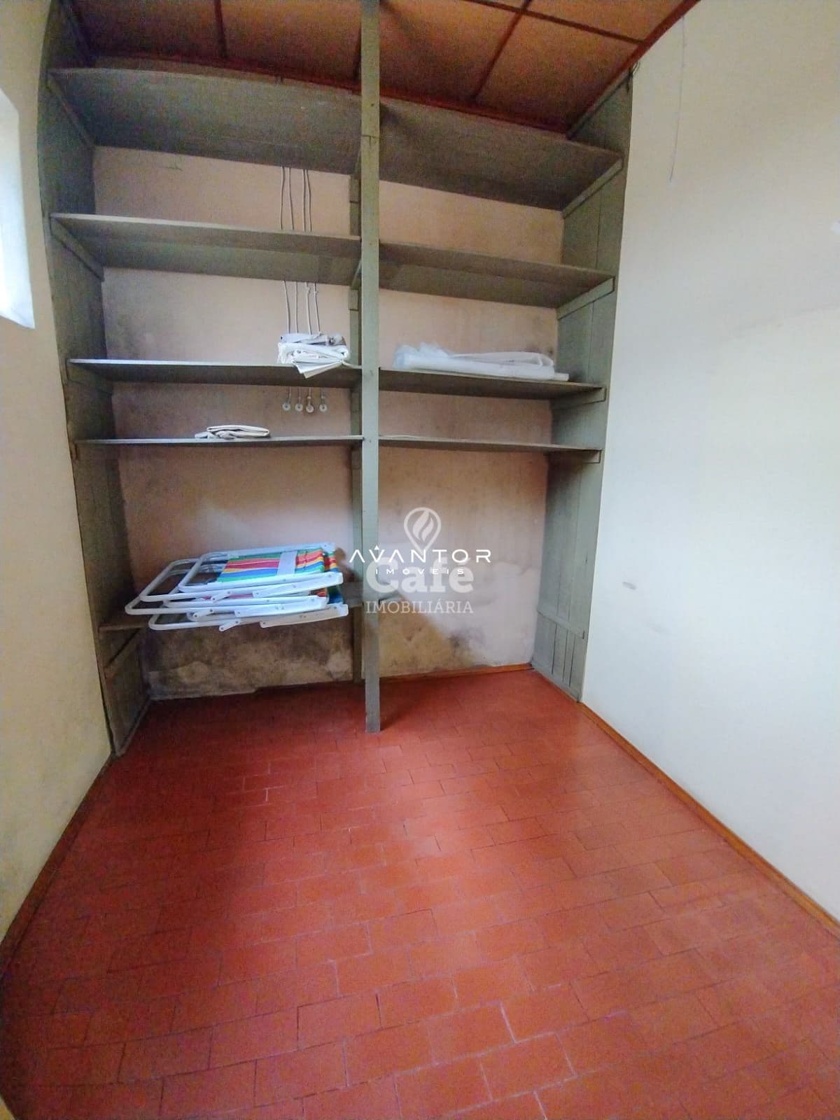Casa De 3 Dormitórios, Suíte, Sala Ampla, Banheiro Social, Banheiro Auxiliar, Cozinha, Áre — Casa com 3 quartos à venda em Nossa Senhora Medianeira, Santa Maria/RS