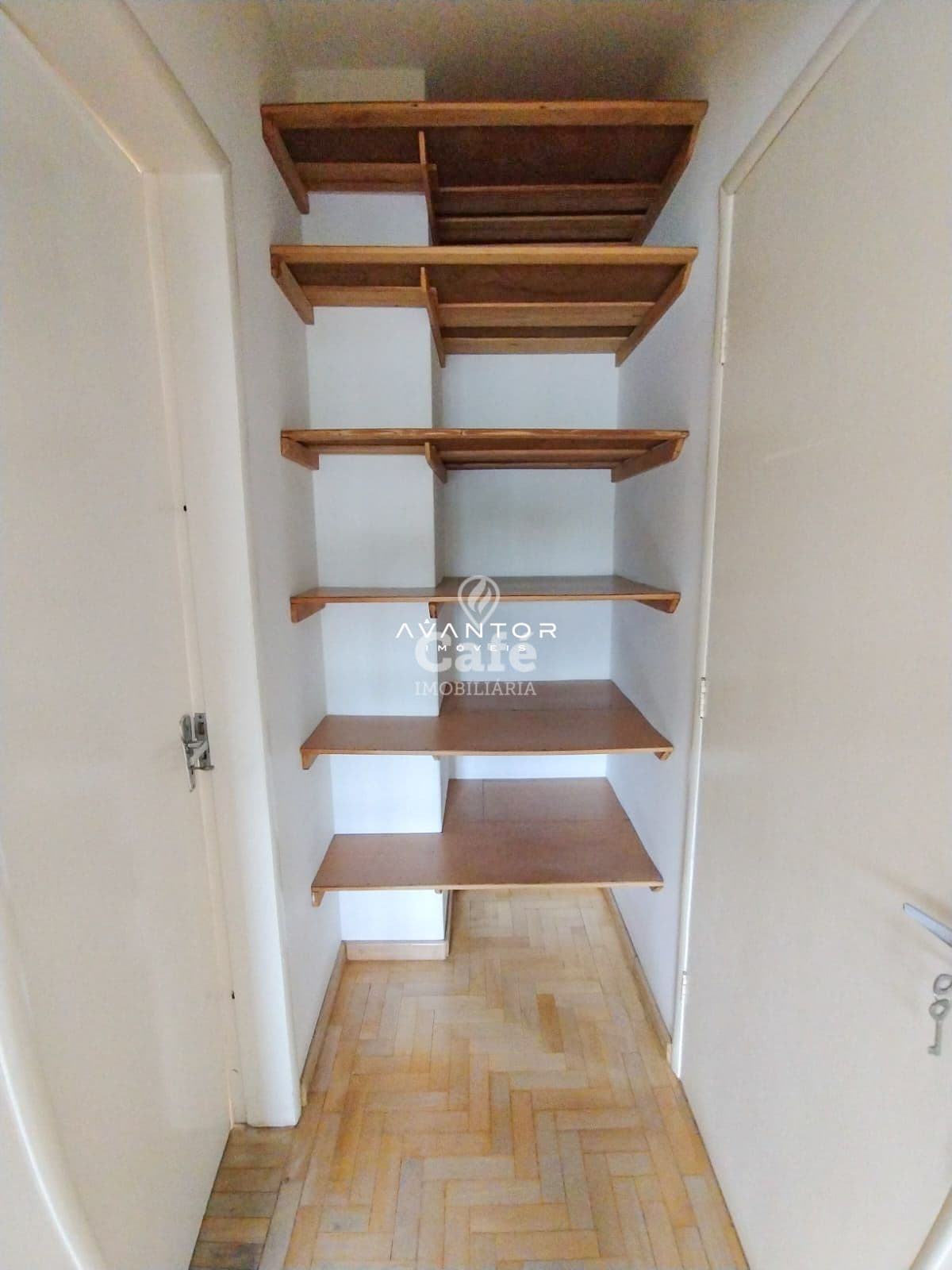 Casa De 3 Dormitórios, Suíte, Sala Ampla, Banheiro Social, Banheiro Auxiliar, Cozinha, Áre — Casa com 3 quartos à venda em Nossa Senhora Medianeira, Santa Maria/RS