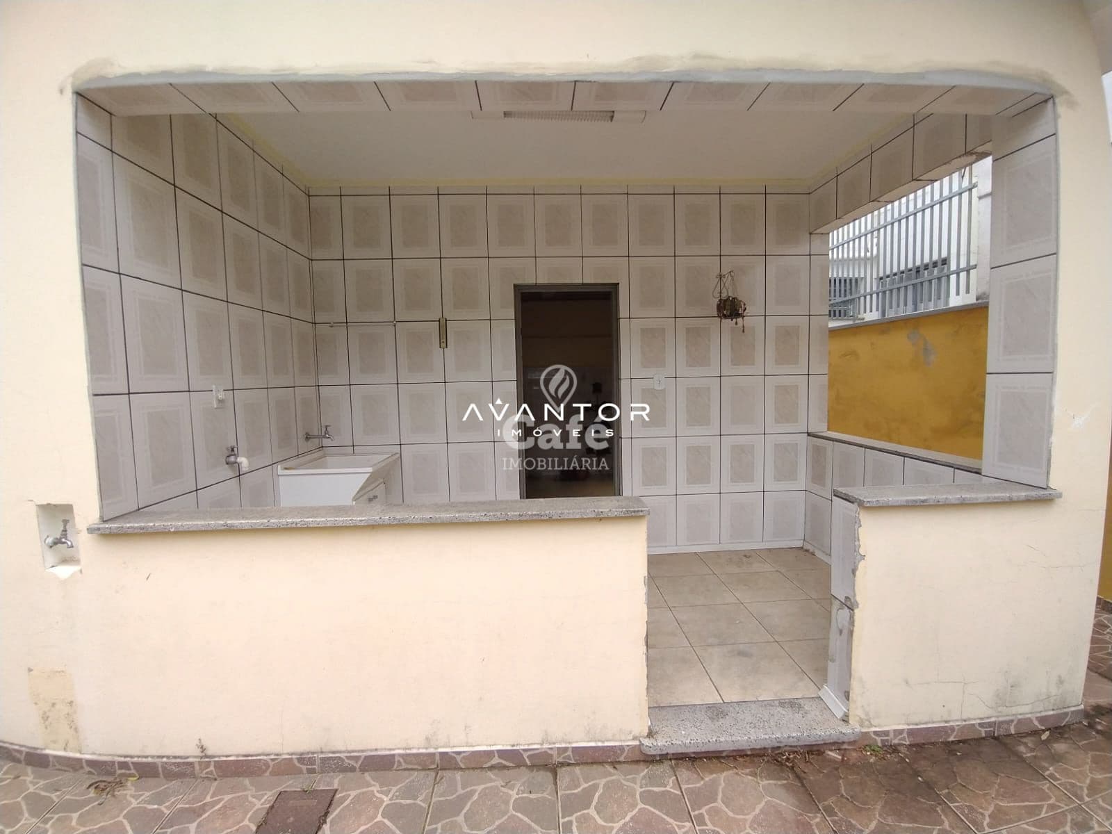 Casa De 3 Dormitórios, Suíte, Sala Ampla, Banheiro Social, Banheiro Auxiliar, Cozinha, Áre — Casa com 3 quartos à venda em Nossa Senhora Medianeira, Santa Maria/RS