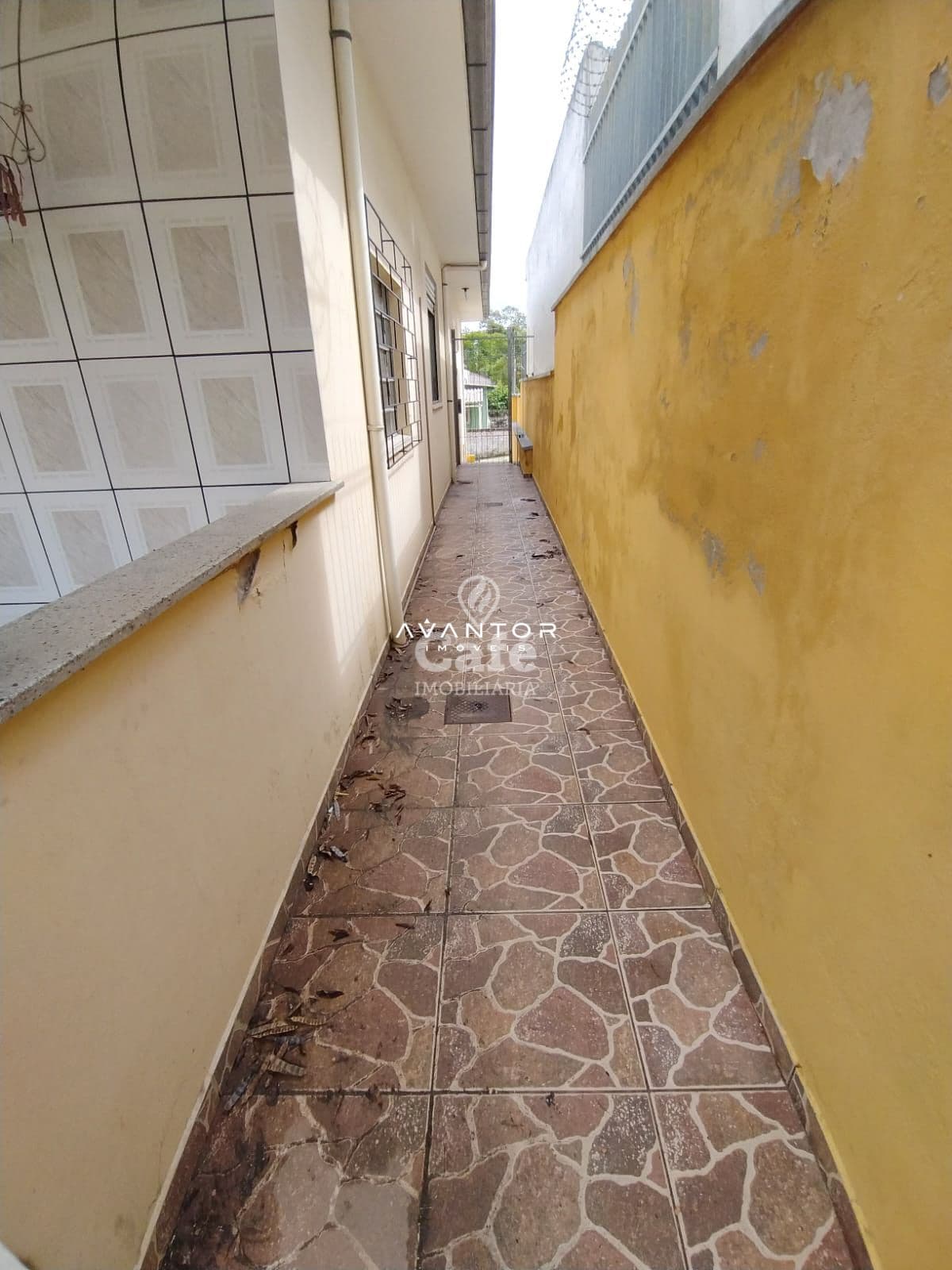 Casa De 3 Dormitórios, Suíte, Sala Ampla, Banheiro Social, Banheiro Auxiliar, Cozinha, Áre — Casa com 3 quartos à venda em Nossa Senhora Medianeira, Santa Maria/RS