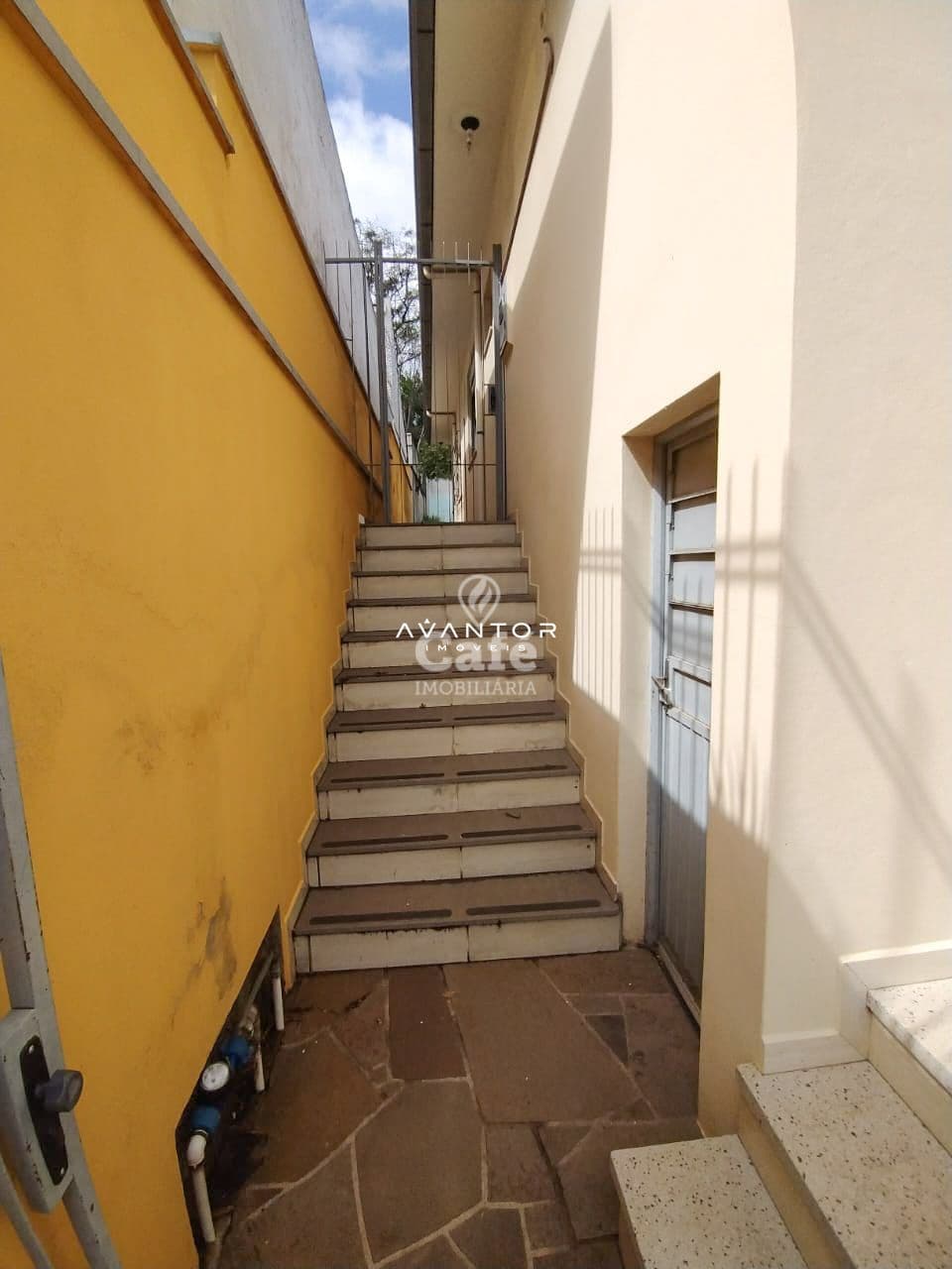 Casa De 3 Dormitórios, Suíte, Sala Ampla, Banheiro Social, Banheiro Auxiliar, Cozinha, Áre — Casa com 3 quartos à venda em Nossa Senhora Medianeira, Santa Maria/RS
