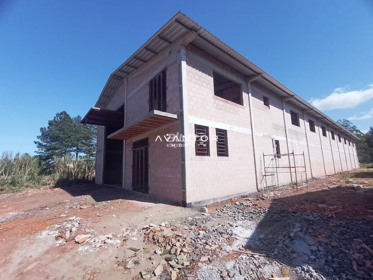 Pavilhão Amplo De 756 m² para Alugar em Excelente Localização — Pavilhão com 2 salas para alugar em Pé de Plátano, Santa Maria/RS