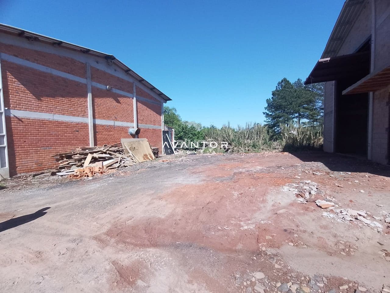 Pavilhão Amplo De 756 m² para Alugar em Excelente Localização — Pavilhão com 2 salas para alugar em Pé de Plátano, Santa Maria/RS
