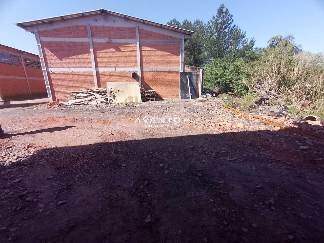 Pavilhão Amplo De 756 m² para Alugar em Excelente Localização — Pavilhão com 2 salas para alugar em Pé de Plátano, Santa Maria/RS