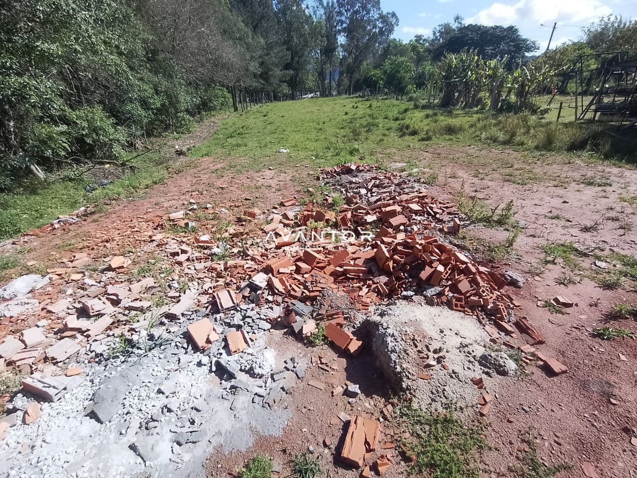Pavilhão Amplo De 756 m² para Alugar em Excelente Localização — Pavilhão com 2 salas para alugar em Pé de Plátano, Santa Maria/RS