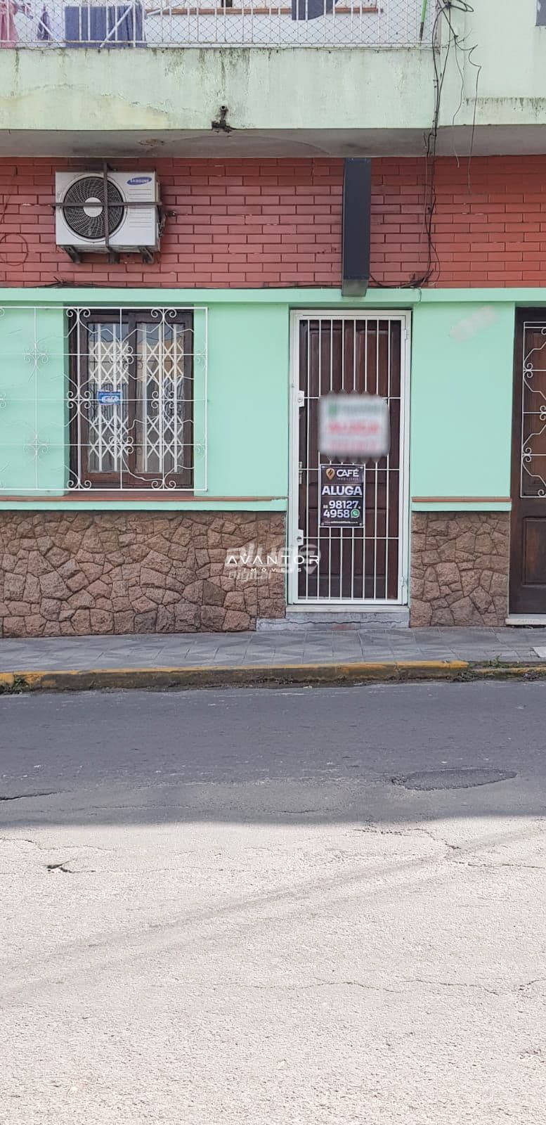 Fachada da casa com lojas comerciais — Sala Comercial com 1 sala para alugar em Centro, Santa Maria/RS