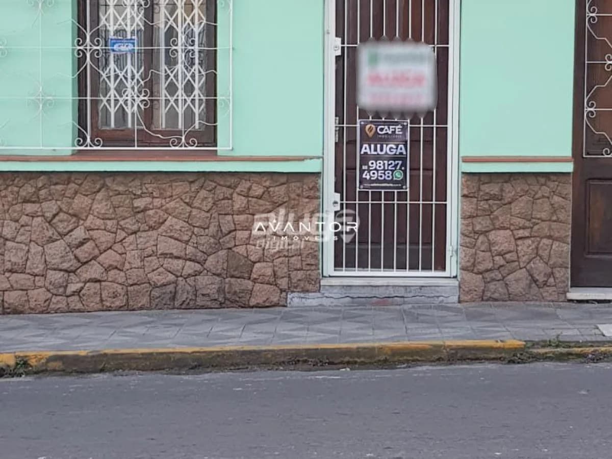 Fachada da casa com lojas comerciais — Sala Comercial com 1 sala para alugar em Centro, Santa Maria/RS