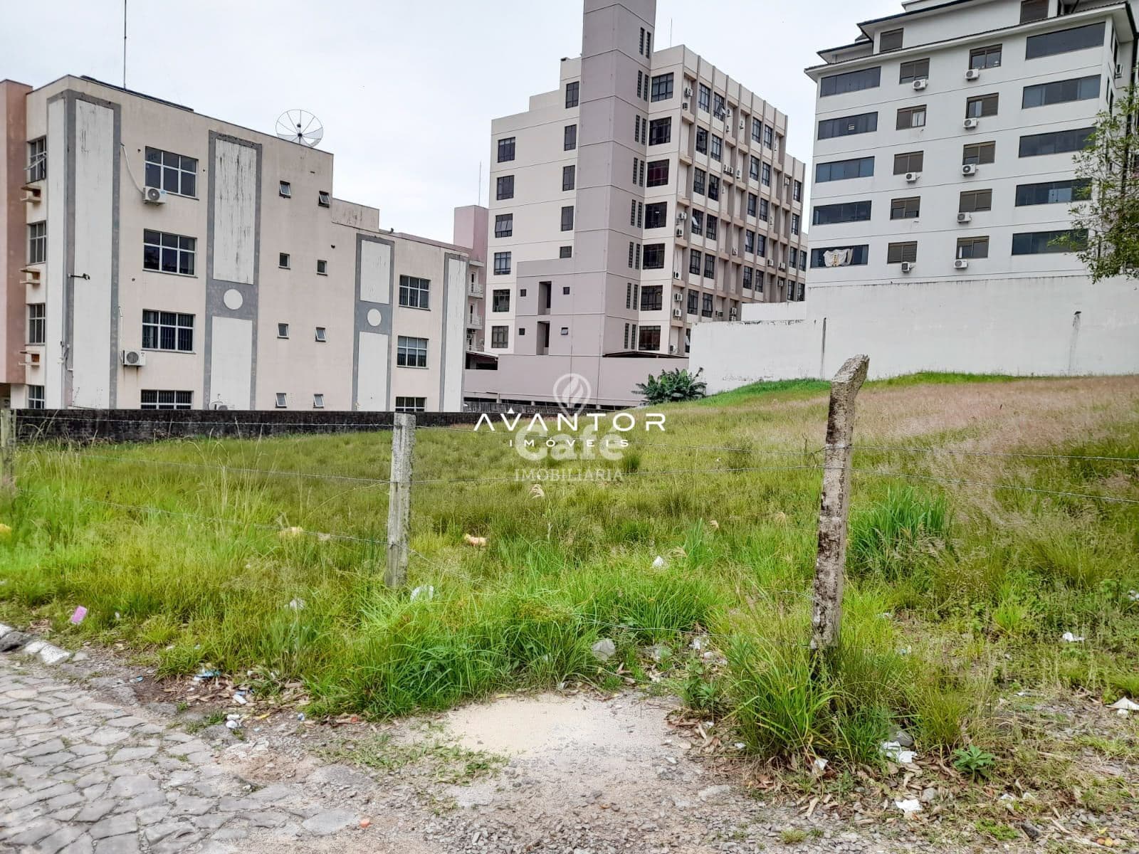 Ótima oportunidade, terreno muito bem localizado, com mais de 1400m² de área total — Terreno à venda em Nossa Senhora das Dores, Santa Maria/RS