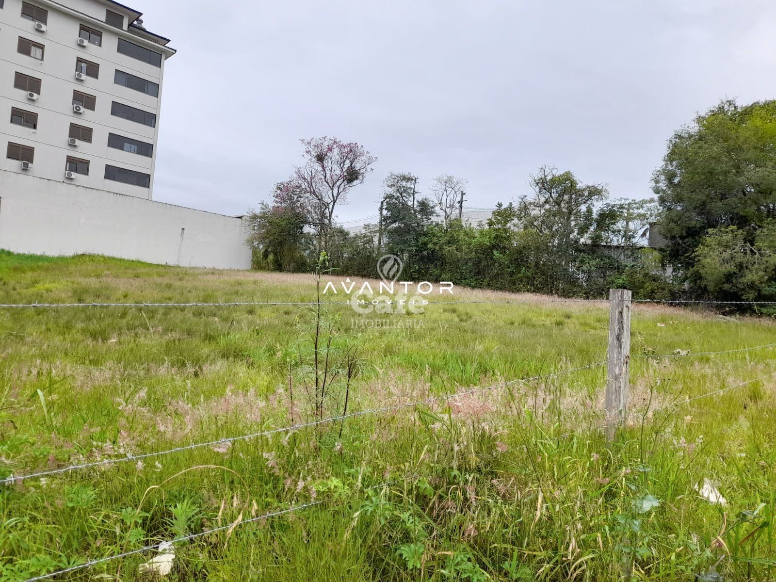 Ótima oportunidade, terreno muito bem localizado, com mais de 1400m² de área total — Terreno à venda em Nossa Senhora das Dores, Santa Maria/RS