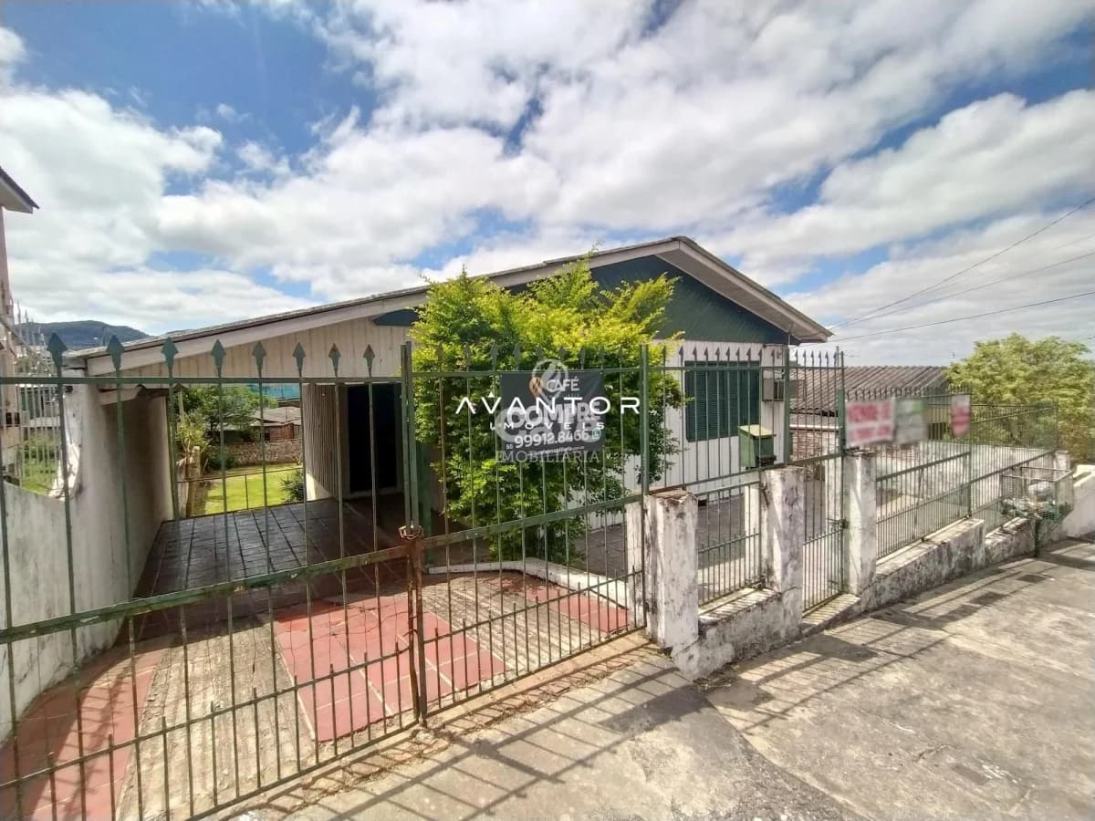 Fachada da casa com portão e garagem — Terreno à venda em Presidente João Goulart, Santa Maria/RS