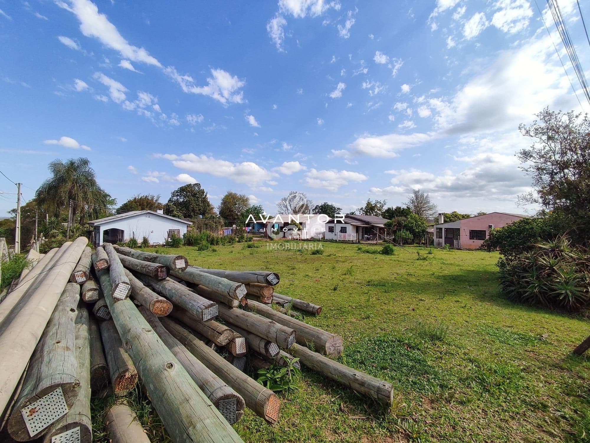 Terreno com áreas verdes e construções — Terreno à venda em Boi Morto, Santa Maria/RS