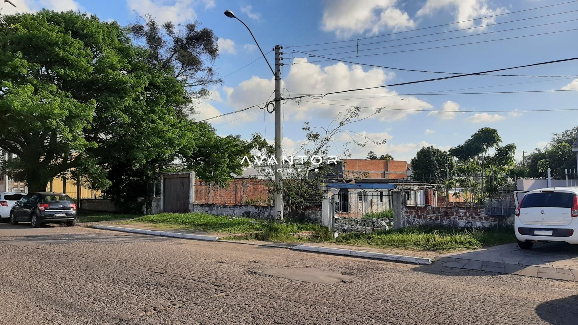 Fachada da casa com terreno — Terreno à venda em Patronato, Santa Maria/RS