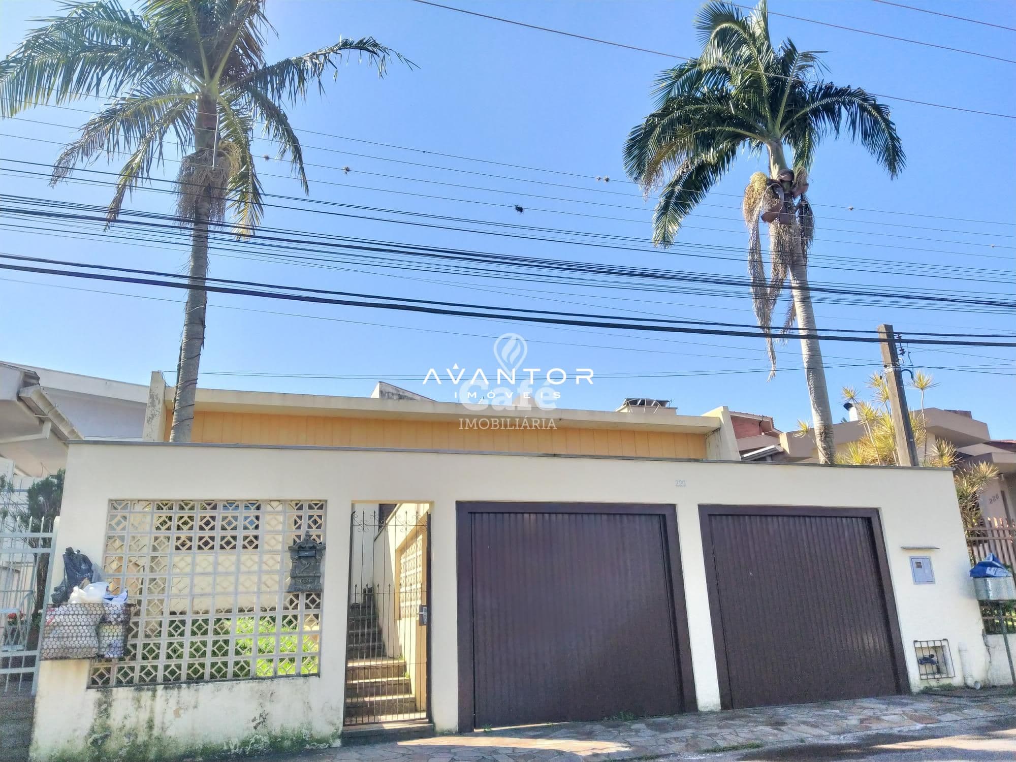 Fachada da casa com garagem — Casa com 3 quartos à venda em Nossa Senhora de Lourdes, Santa Maria/RS