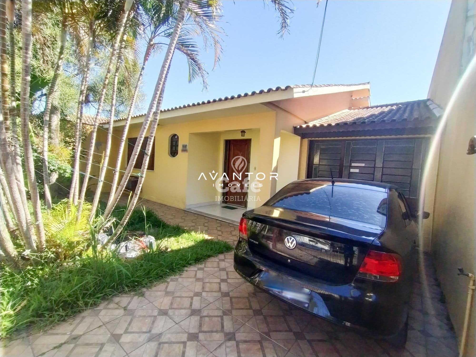 Fachada da casa com garagem — Casa com 3 quartos à venda em Nossa Senhora de Lourdes, Santa Maria/RS