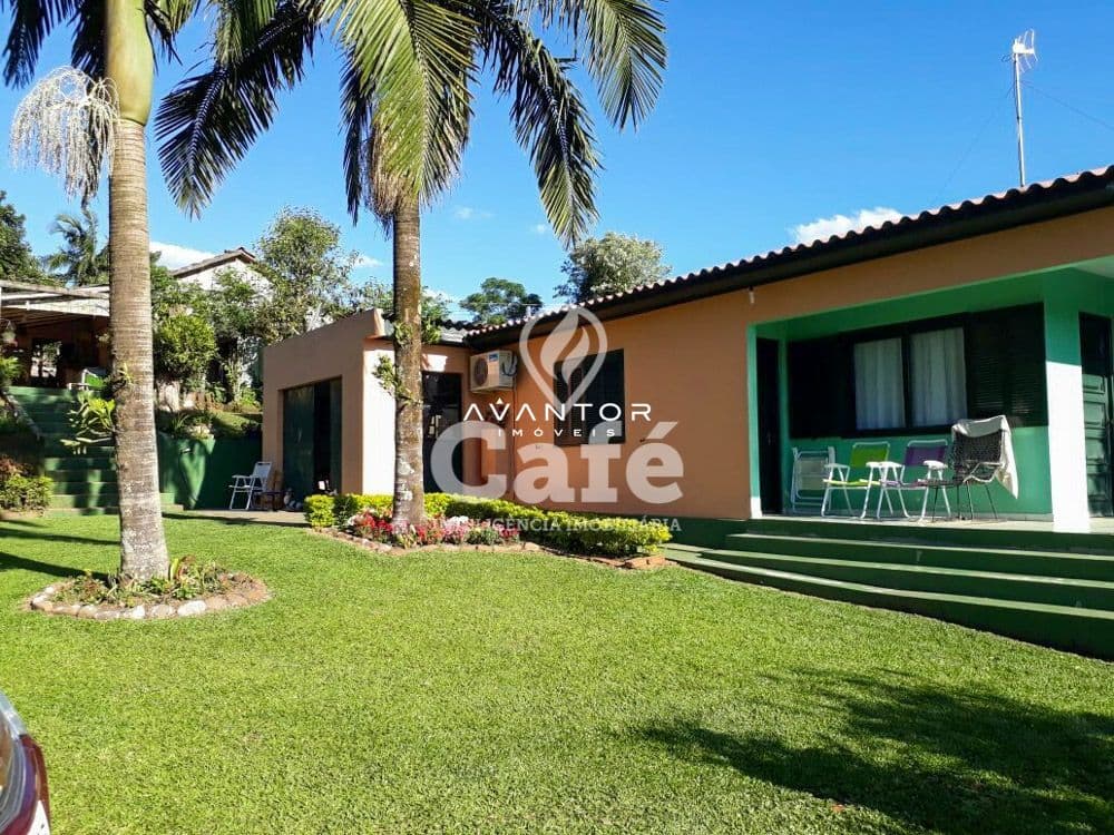 Fachada da casa com pátio e palmeiras — Chácara com 3 quartos à venda em Zona rural, Agudo/RS