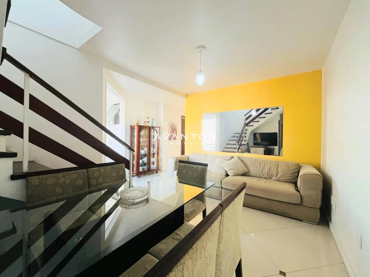 Sala de estar com parede amarela e escada — Cobertura com 3 quartos à venda no Residencial Baumann, em Centro, Santa Maria/RS