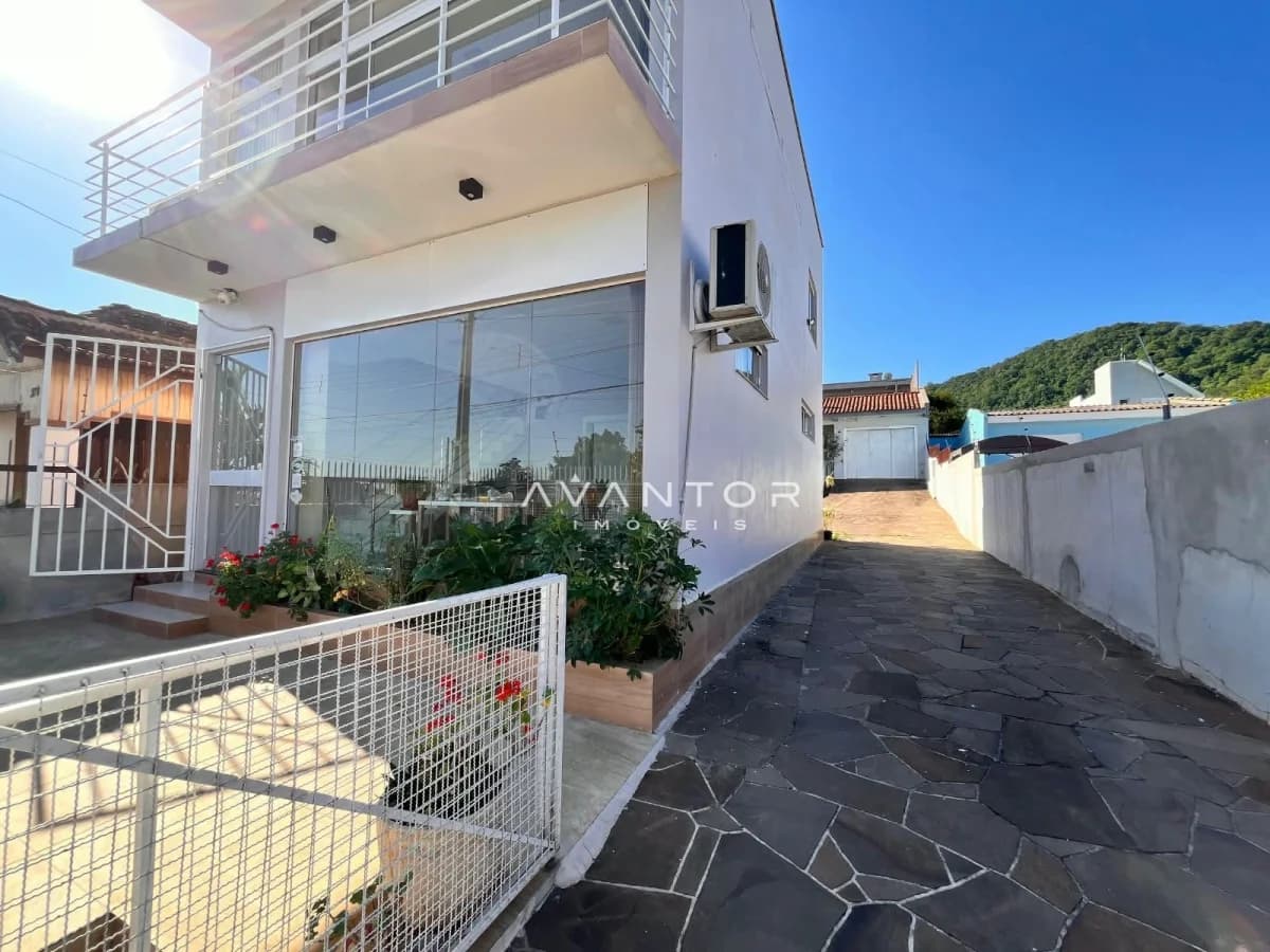 Fachada da casa com pátio — Casa com 4 quartos à venda em Nossa Senhora do Perpétuo Socorro, Santa Maria/RS