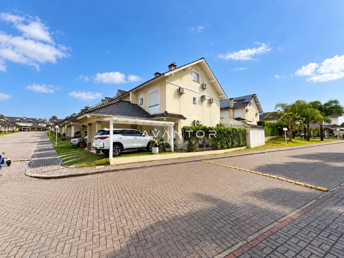 Fachada da casa com garagem coberta — Casa de Condomínio à venda no Condomínio Providence, em São José, Santa Maria/RS