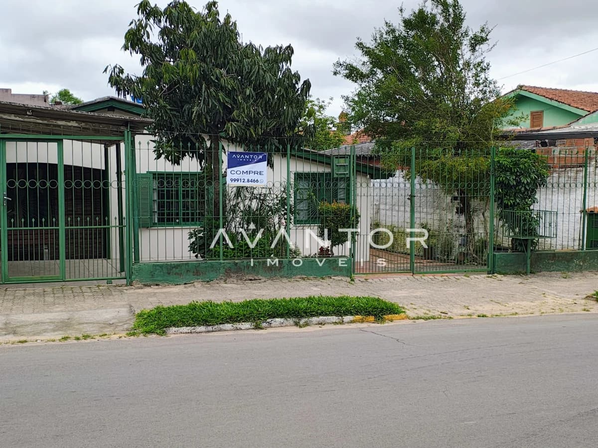 Fachada da casa com portão e garagem — Casa com 3 quartos à venda em Passo D'Areia, Santa Maria/RS