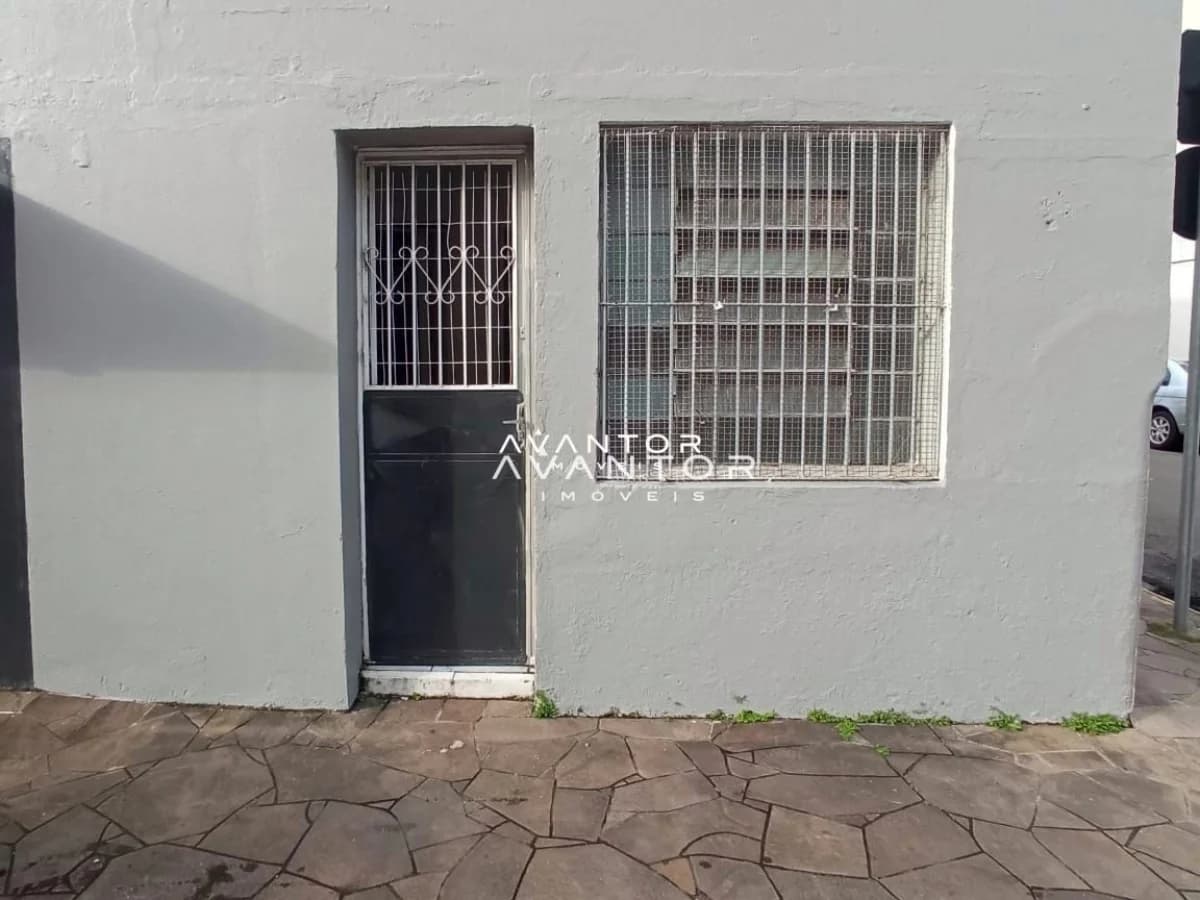 Fachada da casa com porta e janelas — Sala Comercial com 1 sala para alugar em Nossa Senhora do Rosário, Santa Maria/RS