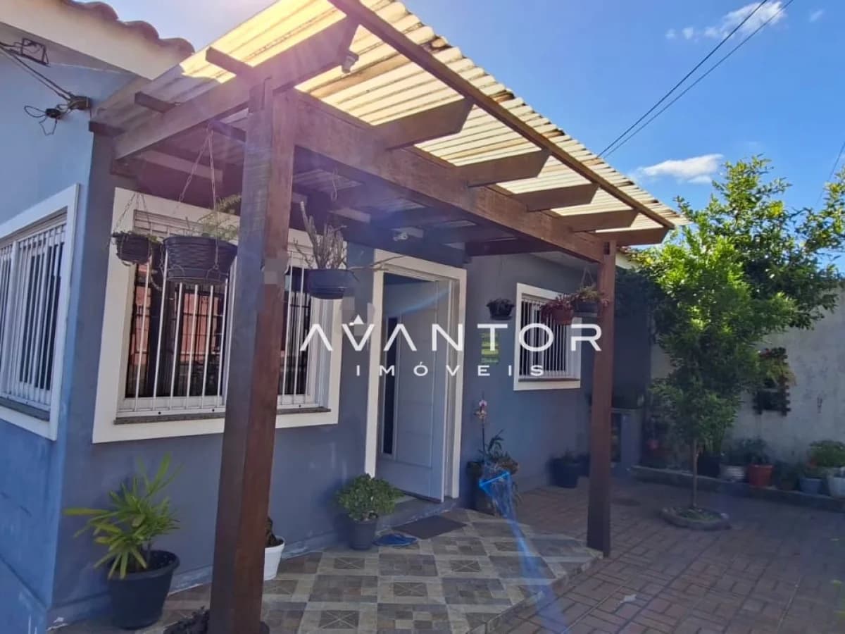 Fachada da casa com pergolado — Casa com 2 quartos à venda em Tomazetti, Santa Maria/RS
