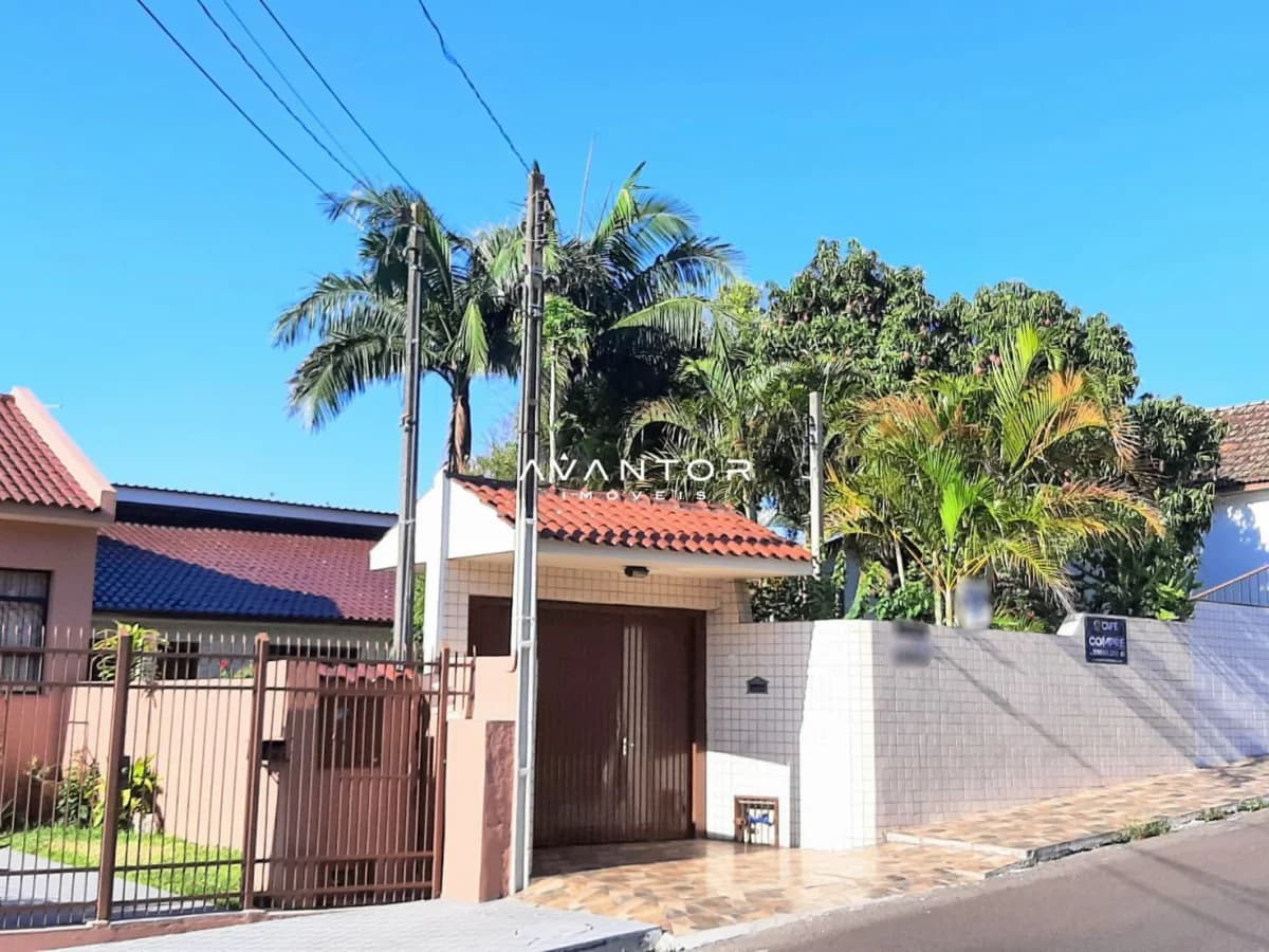 Fachada da casa com portão e vegetação — Casa com 4 quartos à venda em Itararé, Santa Maria/RS