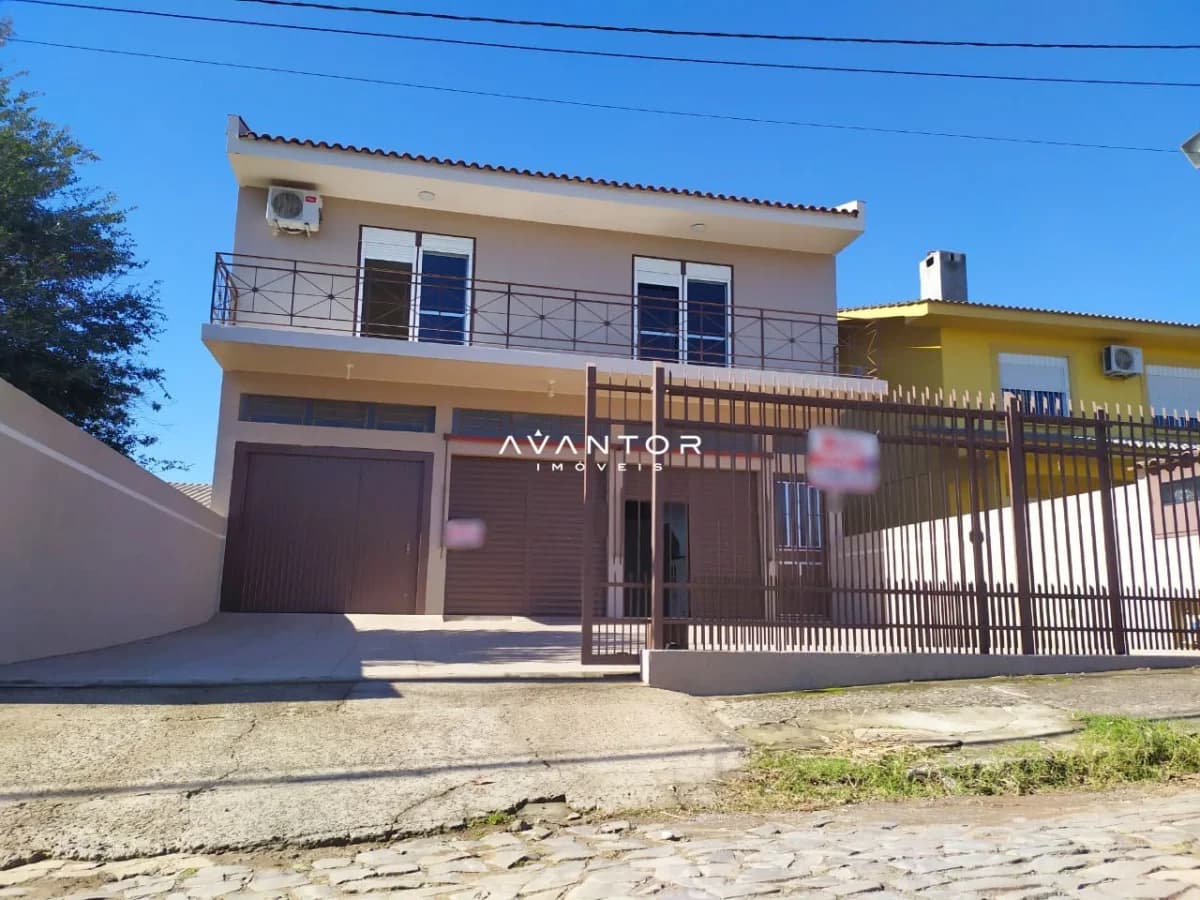 Fachada da casa com garagem — Casa com 3 quartos à venda em Juscelino Kubitschek, Santa Maria/RS