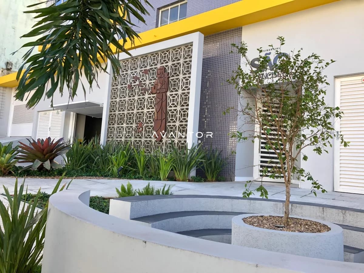 Fachada da casa com jardim e paisagismo — Apartamento com 2 quartos à venda em Centro, Santa Maria/RS