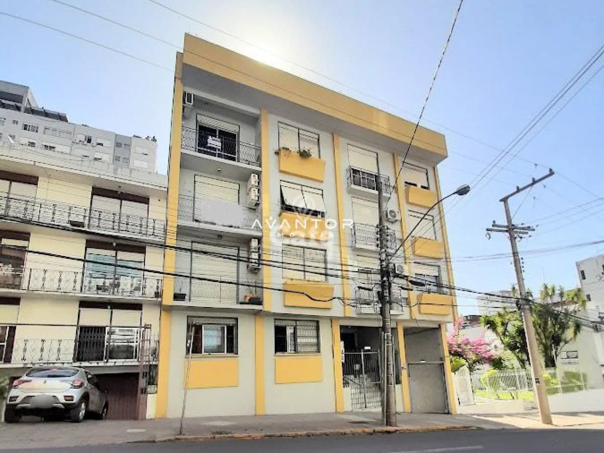Fachada do prédio com acabamento em amarelo — Apartamento com 3 quartos à venda em Centro, Santa Maria/RS