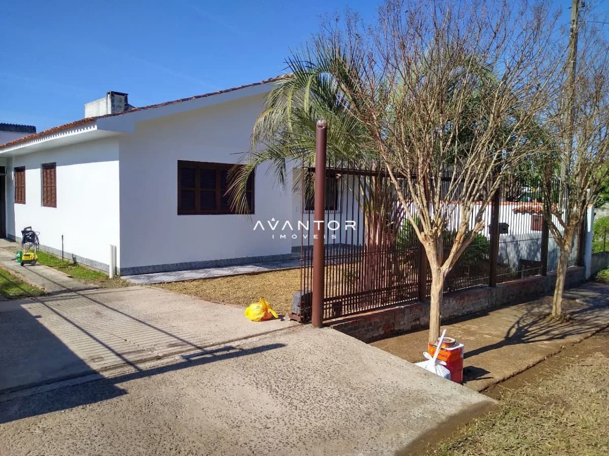 Fachada da casa com portão — Casa com 3 quartos à venda em Pé de Plátano, Santa Maria/RS