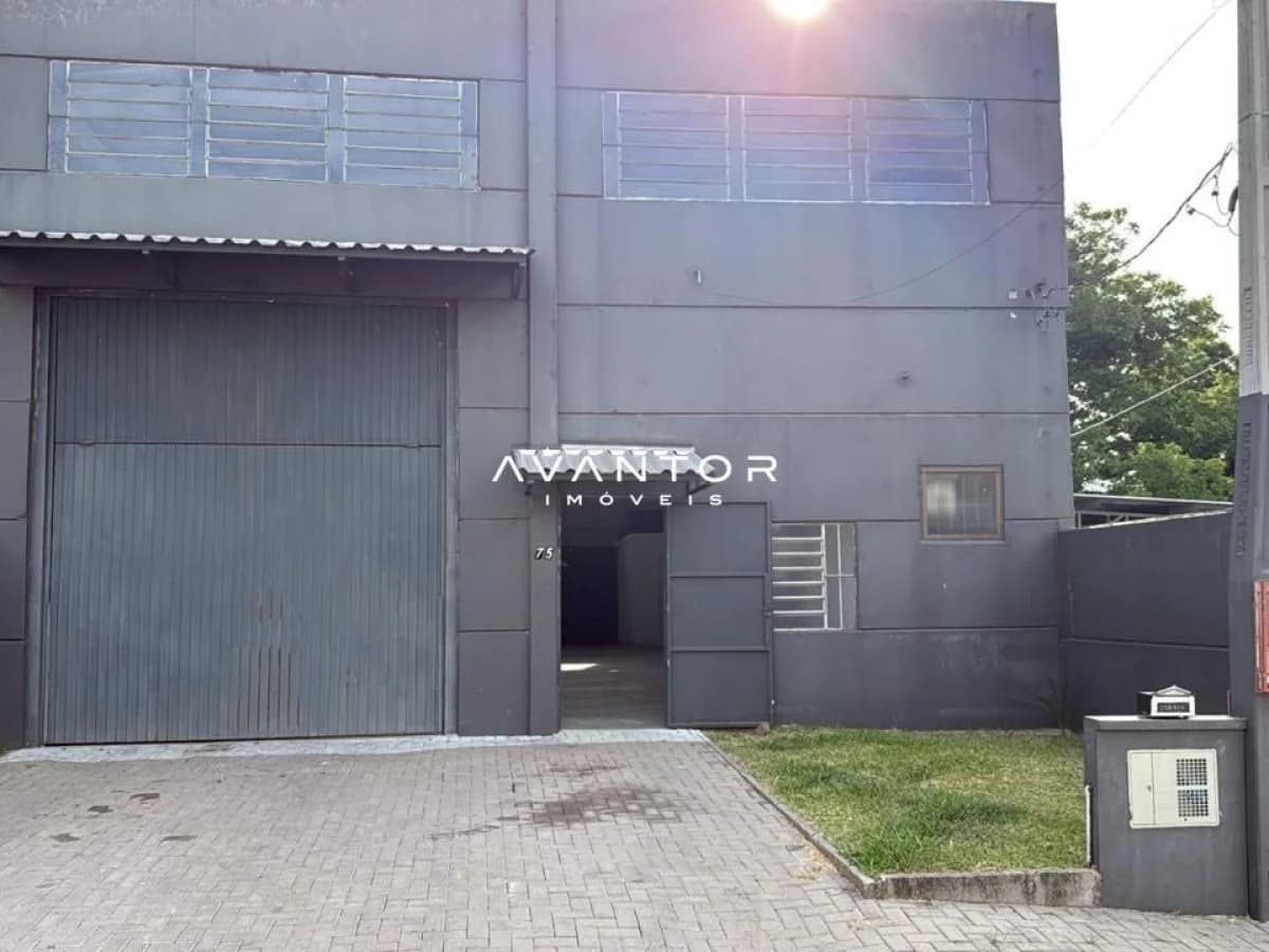 Fachada do prédio com garagem e entrada — Pavilhão com 1 sala para alugar em Nossa Senhora de Lourdes, Santa Maria/RS