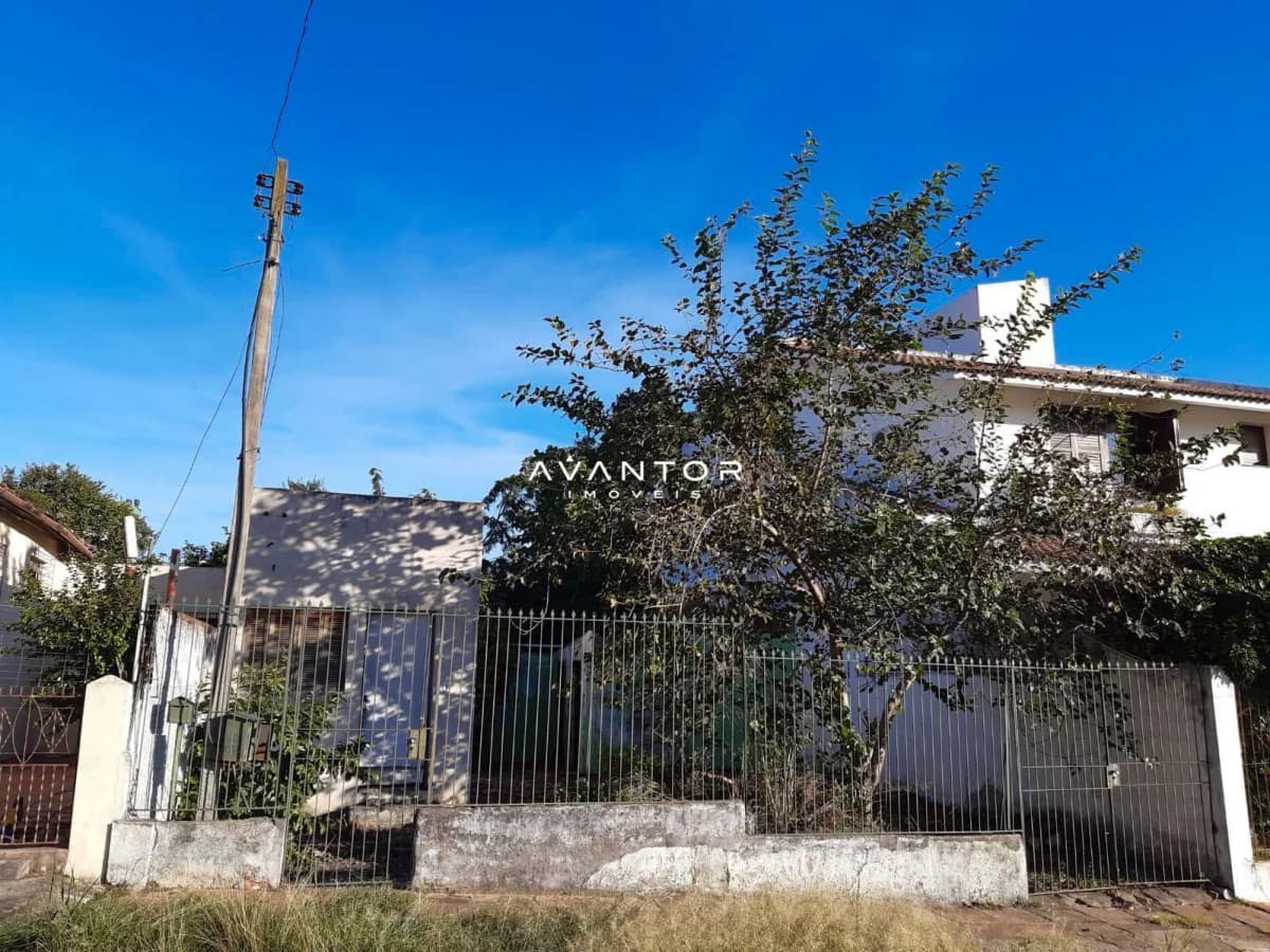 Fachada da casa com portão — Terreno à venda em Nossa Senhora do Rosário, Santa Maria/RS