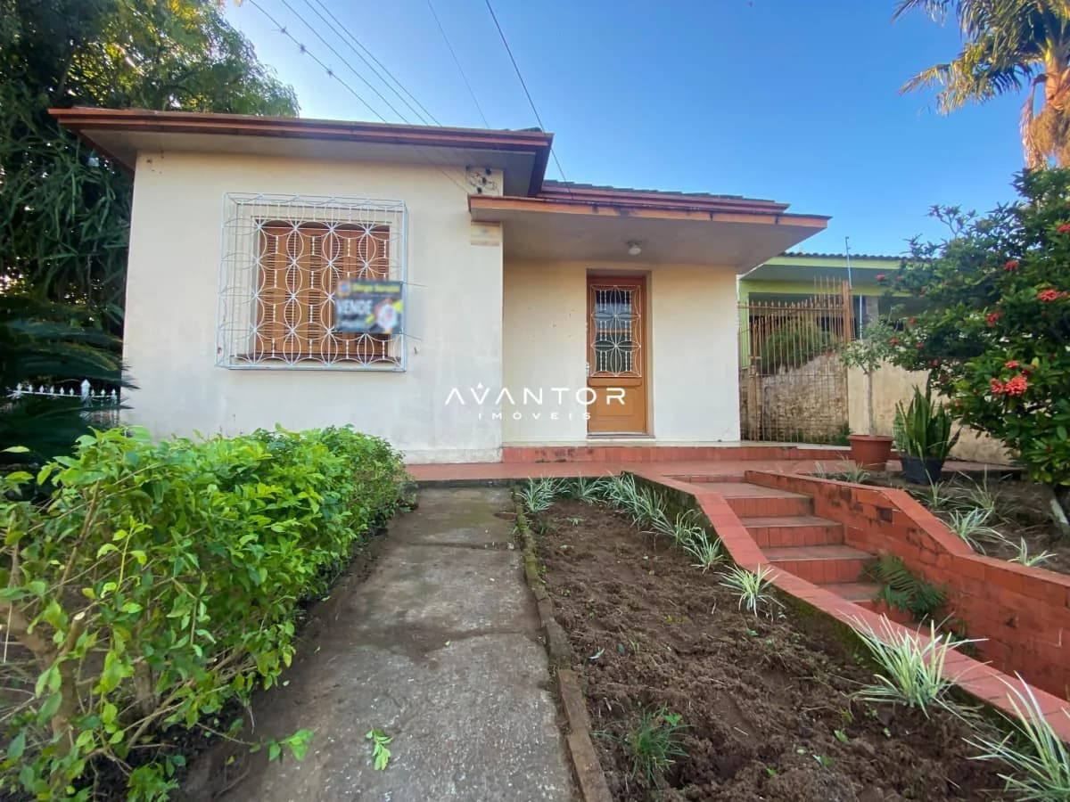 Fachada da casa com jardim — Terreno à venda em Passo D'Areia, Santa Maria/RS