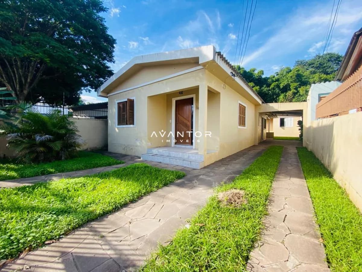 Fachada da casa com quintal — Casa com 4 quartos à venda em Nossa Senhora de Lourdes, Santa Maria/RS