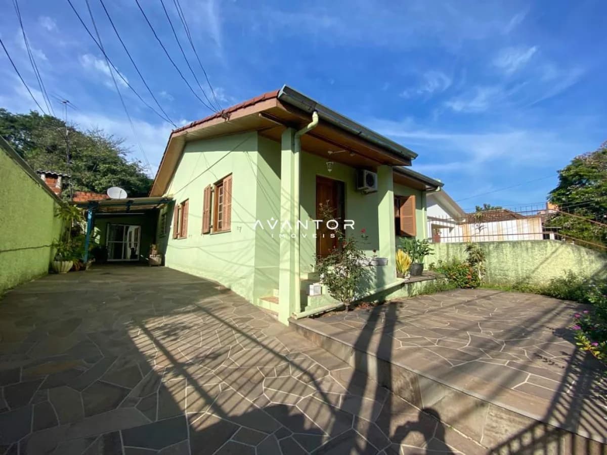 Fachada da casa com pátio — Casa com 3 quartos à venda em Nossa Senhora de Lourdes, Santa Maria/RS