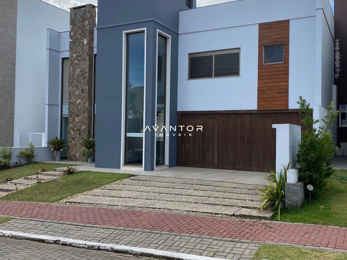 Fachada da casa com entrada e garagem — Casa com 3 quartos à venda em Tomazetti, Santa Maria/RS
