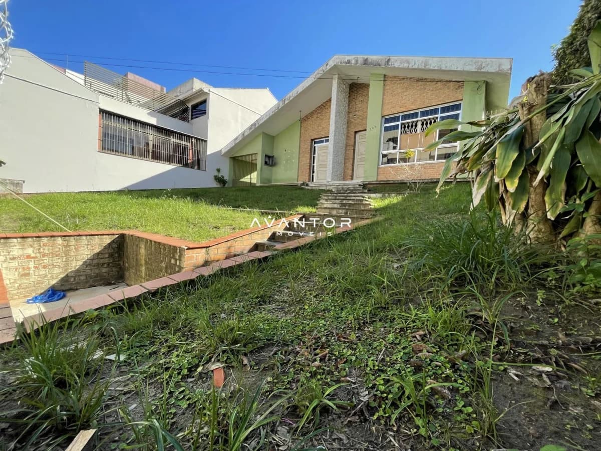 Terreno com construção e vegetação — Terreno à venda em Centro, Santa Maria/RS