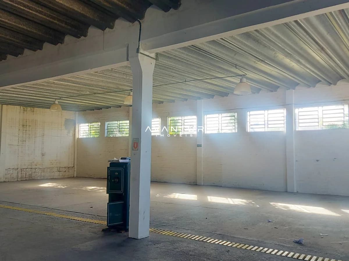 Garagem com iluminação natural — Pavilhão com 4 salas à venda em São João, Santa Maria/RS