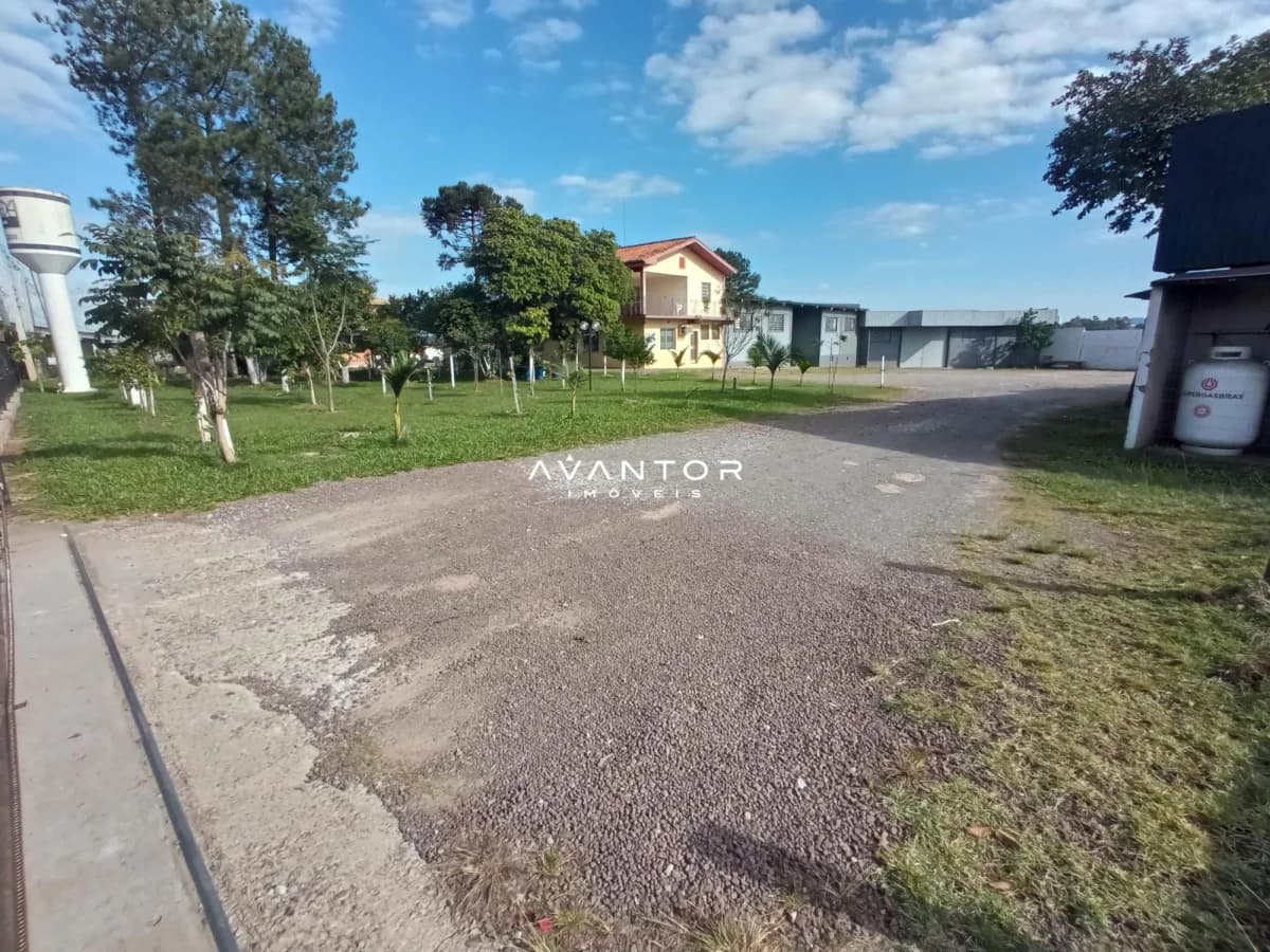 Fachada da propriedade com pátio e galpão — Terreno para alugar em Nossa Senhora de Lourdes, Santa Maria/RS