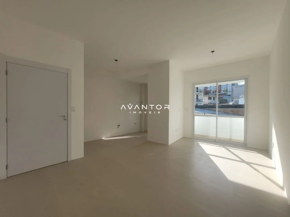 Sala de estar com sacada e vista externa — Apartamento com 2 quartos à venda em Nossa Senhora das Dores, Santa Maria/RS