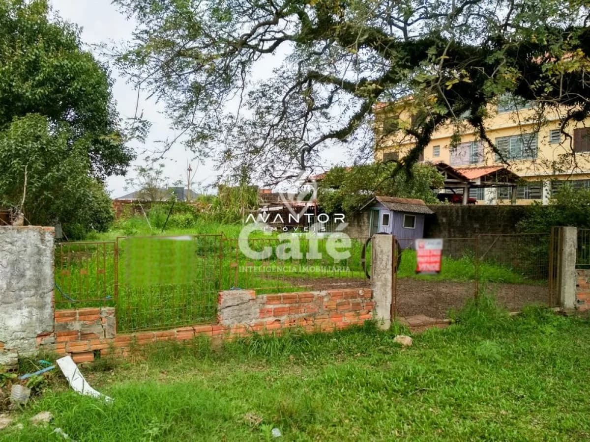 Terreno com vegetação e edificações — Terreno à venda em Uglione, Santa Maria/RS
