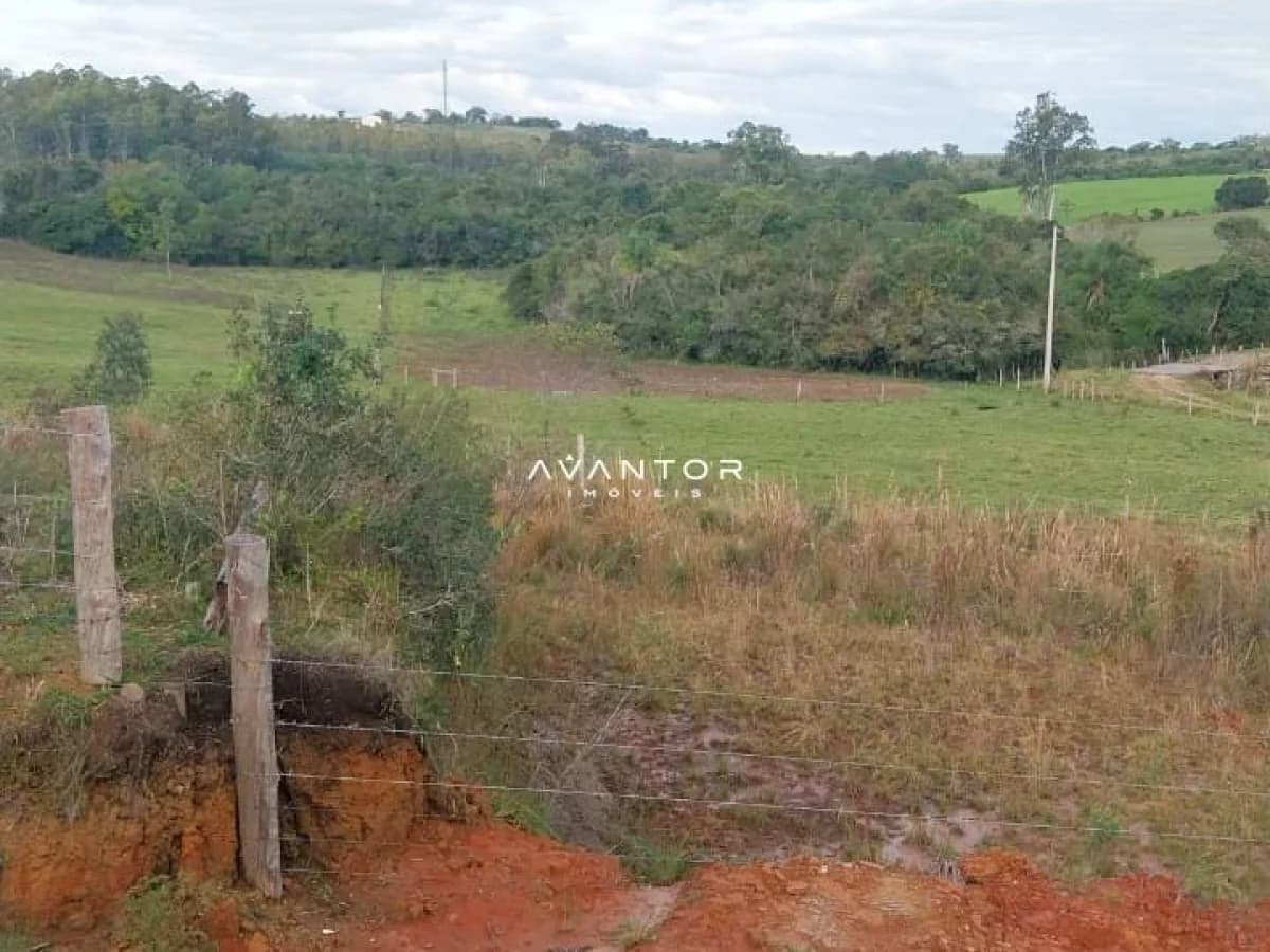 Terreno com cerca e vegetação — Terreno à venda em Urlândia, Santa Maria/RS