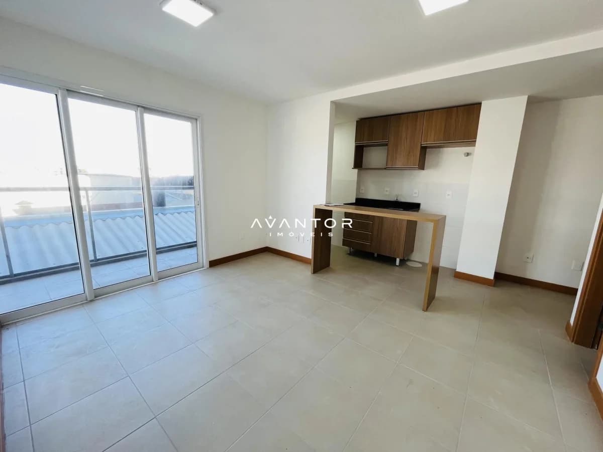 Sala integrada à cozinha com sacada — Apartamento com 2 quartos à venda em Centro, Santa Maria/RS