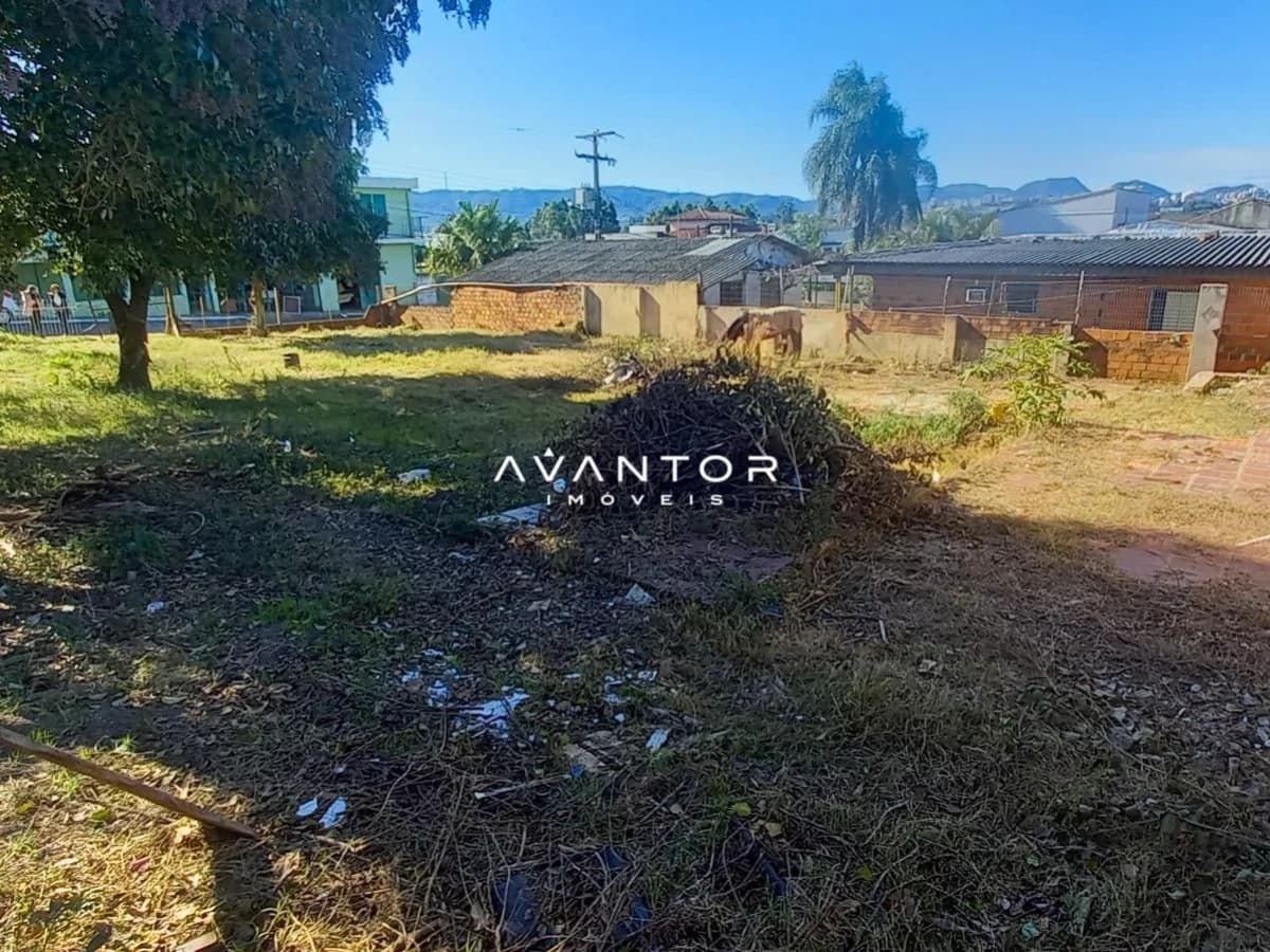 Terreno com construções e vegetação — Terreno à venda em Juscelino Kubitschek, Santa Maria/RS