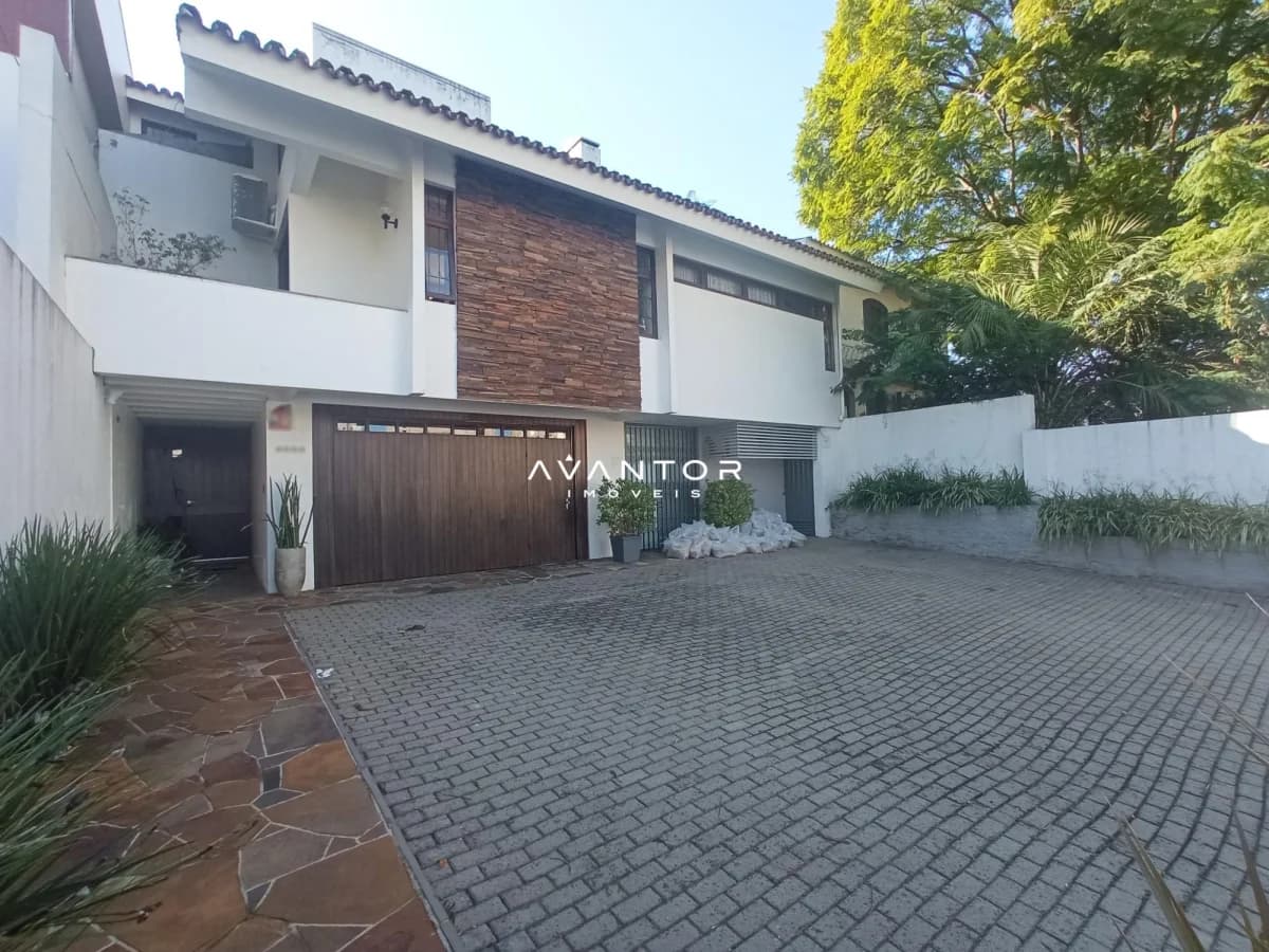 Fachada da casa com garagem — Sala Comercial com 3 salas para alugar em Nossa Senhora Medianeira, Santa Maria/RS