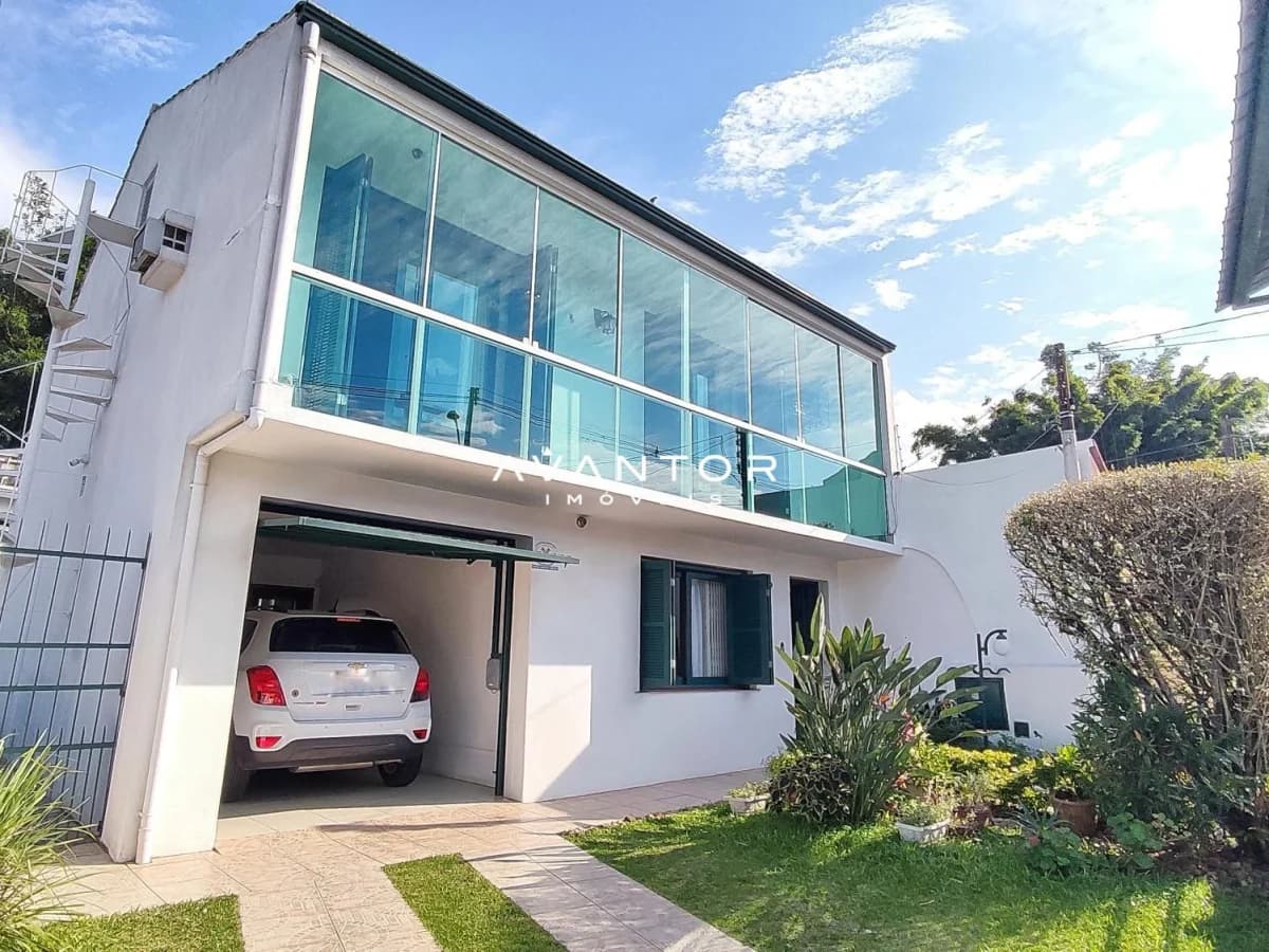 Fachada da casa com garagem e sacada — Casa com 3 quartos à venda em Centro, Santa Maria/RS